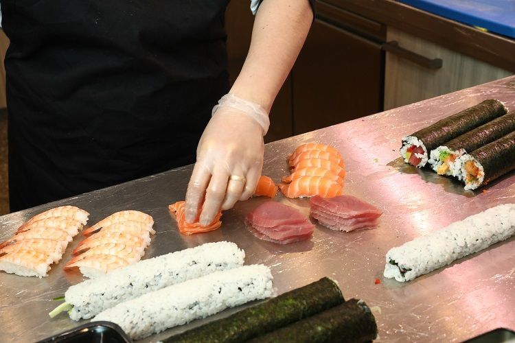 Sushi bereiden_foto Henk Riswick